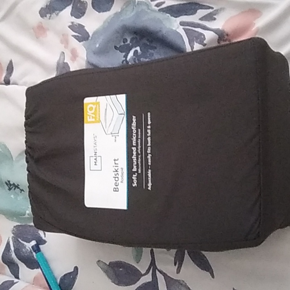 Bed skirt